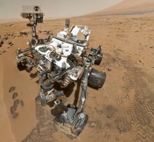 PIA16239_High-Resolution_Self-Portrait_by_Curiosity_Rover_Arm_Camera-640x591